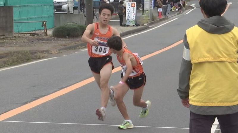 東葛駅伝でタスキをつなぐ様子