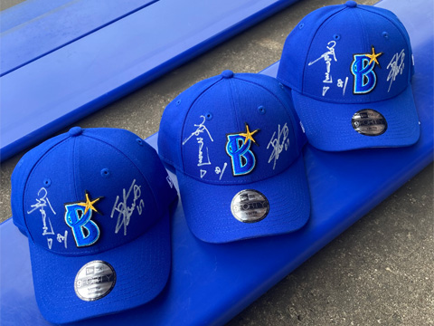 「横浜DeNAベイスターズ　相川亮二監督と蝦名達夫選手の直筆サイン入りキャップ」【3名様】（2026年3月31日〆切）